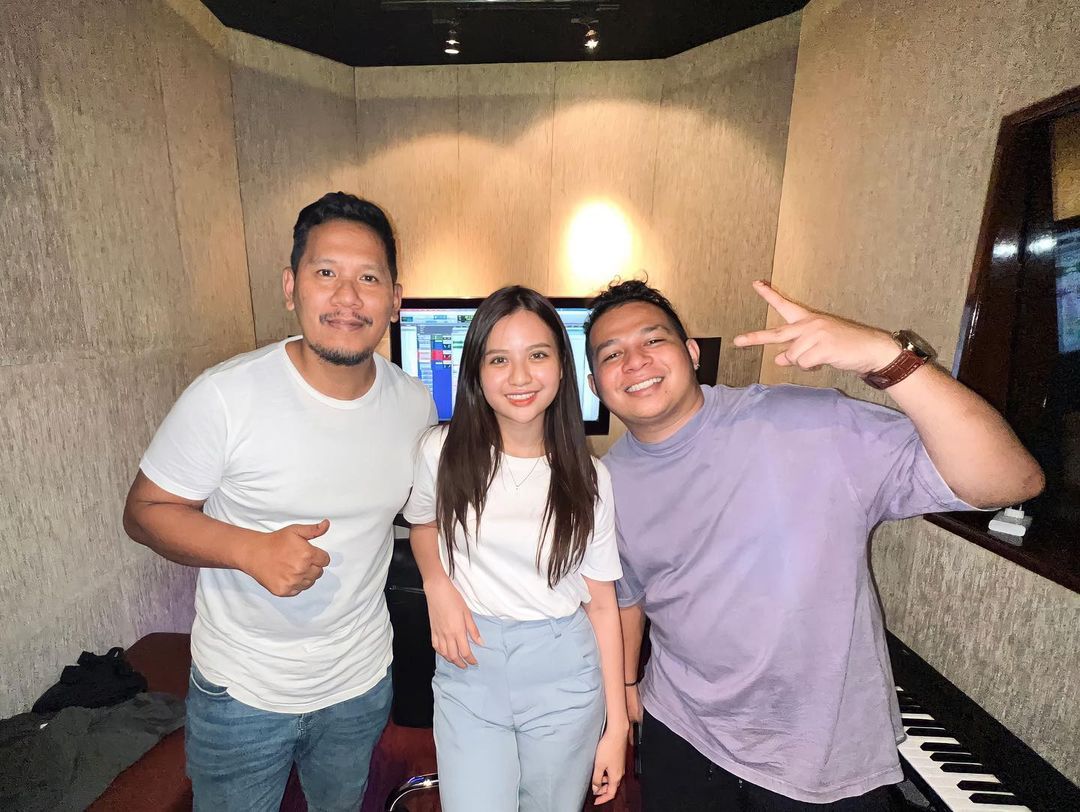 AngginaticOfc's tweet photo. Hai! Bagaimana kabar kalian? BTW, sebentar lagi kita Anggi bakal ke luarin single keduanya? Udah enggak sabar gak, sih? Sama! Miminnya juga enggak sabar banget! Siap ramaikan single kedua Anggi, ya!

#AnggiMarito https://t.co/BZqG9hc3mR