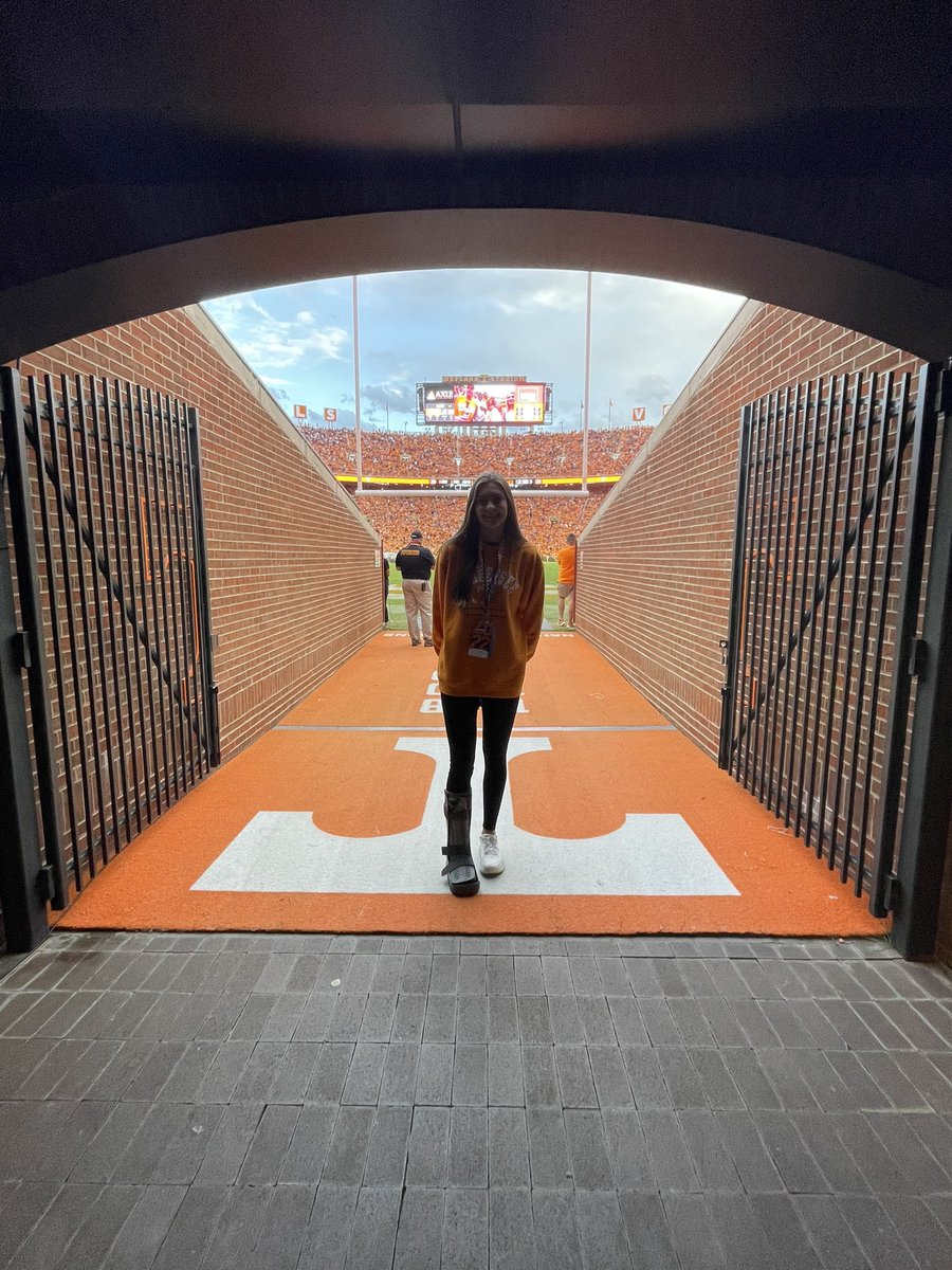 LaurenHurst25's tweet photo. Thank you @LadyVol_Hoops for an awesome visit to Rocky Top! @KellieHarper @UTCoachSam @CoachJoy2u @JHarp_10 #GBO https://t.co/CaUlkcSIVD
