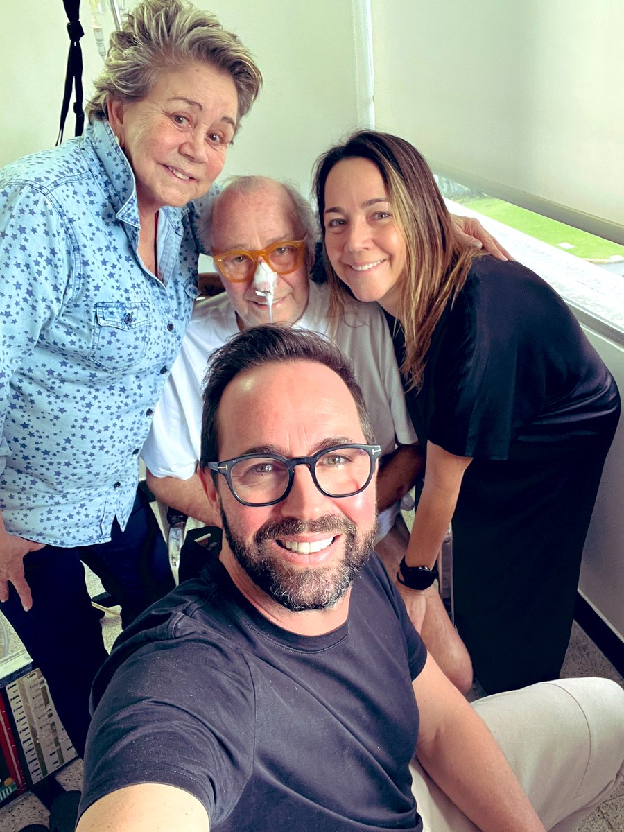 Andreopolis's tweet photo. Hoy fue el cumple de mi papá. Exactamente dos meses después de haber entrado con el al hospital para que lo salvaran de un cáncer agresivo. Hoy celebramos su vida y estamos seguros de que de esta sale. Fue un día ESPECTACULAR. ❤️🐧 https://t.co/za6grAKg40