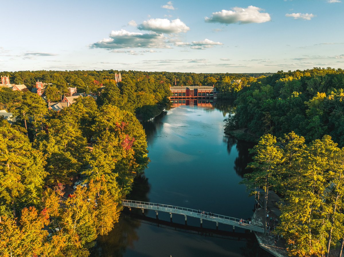 getcreativedog's tweet photo. Flying low over Westhampton Lake as fall arrives @urichmond - #fallinVA https://t.co/kwLLU7C1Ir