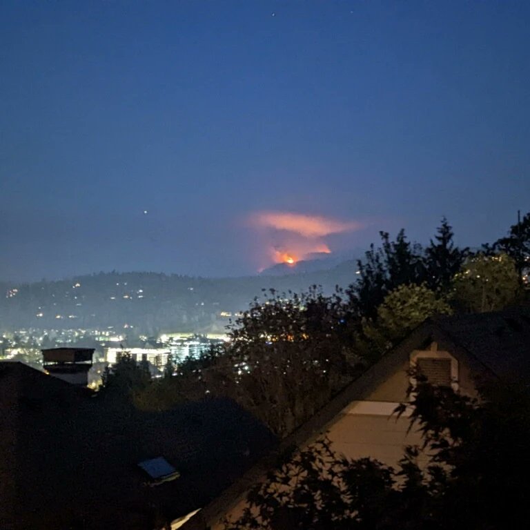 Kalley888's tweet photo. The view from above the Talus neighborhood in Issaquah of the Loch Katrine fire tonight. It looks like Mordor from Lord of the Rings 😳
Sending a lot of love to our firefighters tonight ❤️
@cityofissaquah
@waDNR_fire
#lochkatrinefire https://t.co/xFh5Hir73I