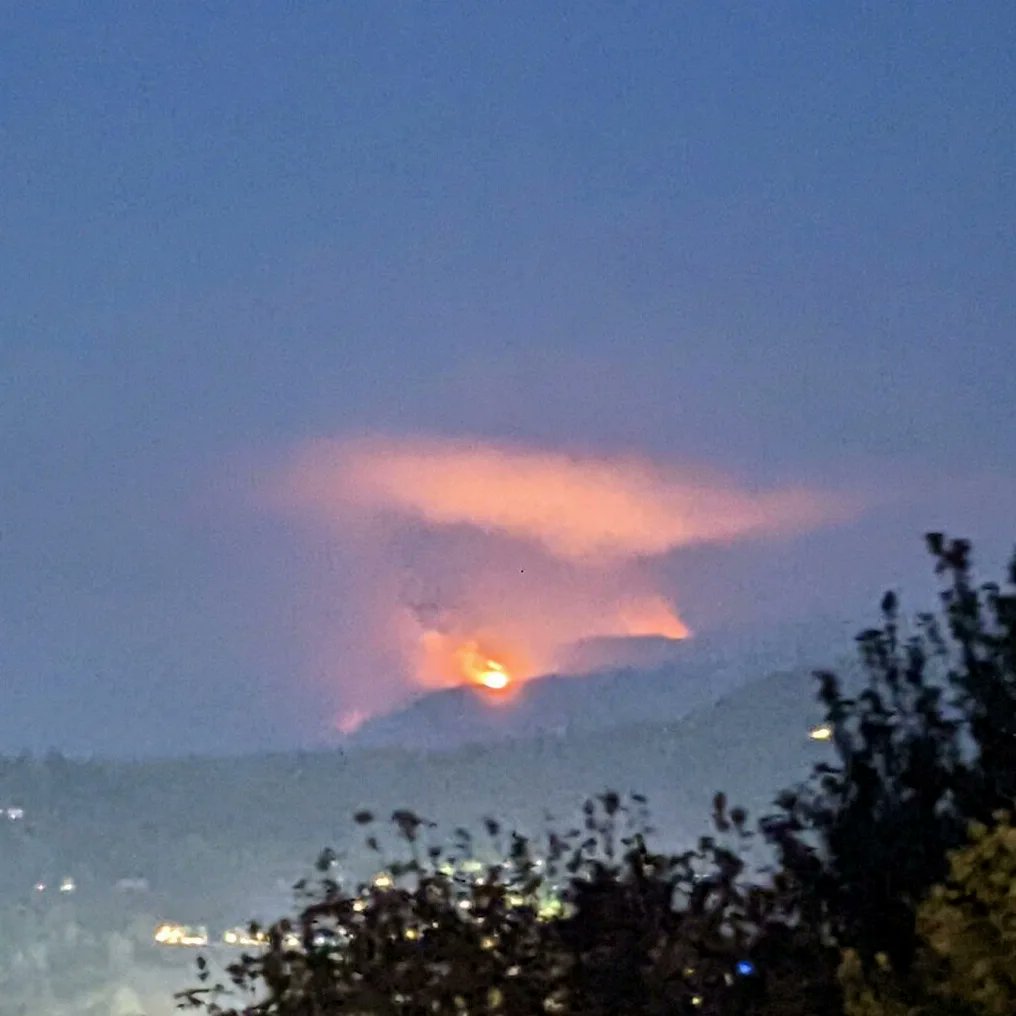 Kalley888's tweet photo. The view from above the Talus neighborhood in Issaquah of the Loch Katrine fire tonight. It looks like Mordor from Lord of the Rings 😳
Sending a lot of love to our firefighters tonight ❤️
@cityofissaquah
@waDNR_fire
#lochkatrinefire https://t.co/xFh5Hir73I
