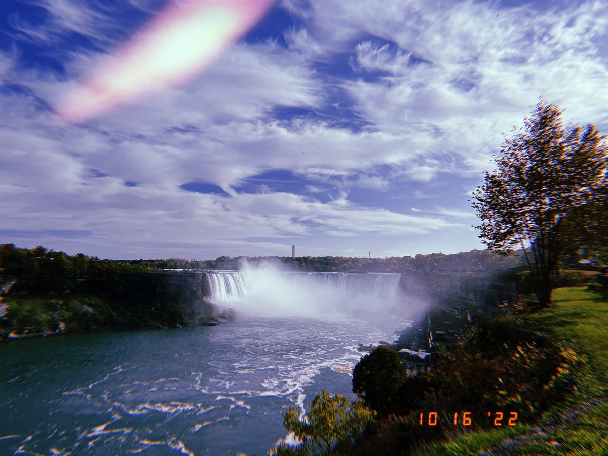 jediginweasley's tweet photo. Don't go chasing Niagara Falls
Please stick to the rivers and the lakes that you're used to https://t.co/A2JKT4AC10