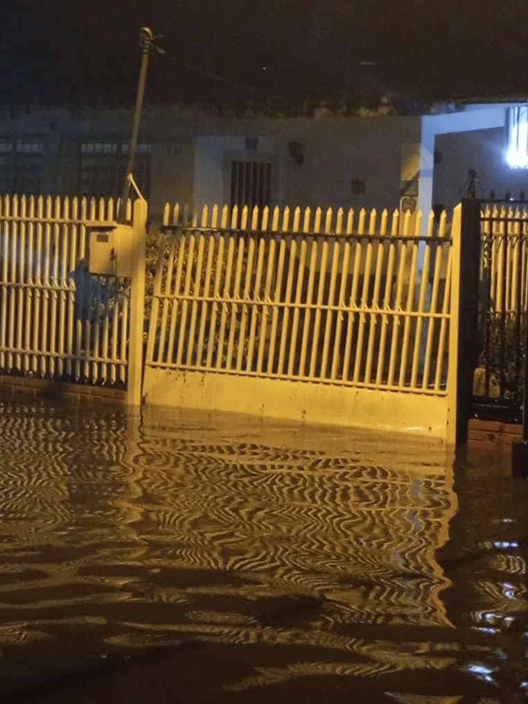 #16Oct Vecinos de La Esmeralda, zona sur de #Maracay se mantienen alertas ante inundaciones, causadas por fuertes precipitaciones en #Aragua. Autoridades de PC se encuentran en el sitio. 

📸: cortesía