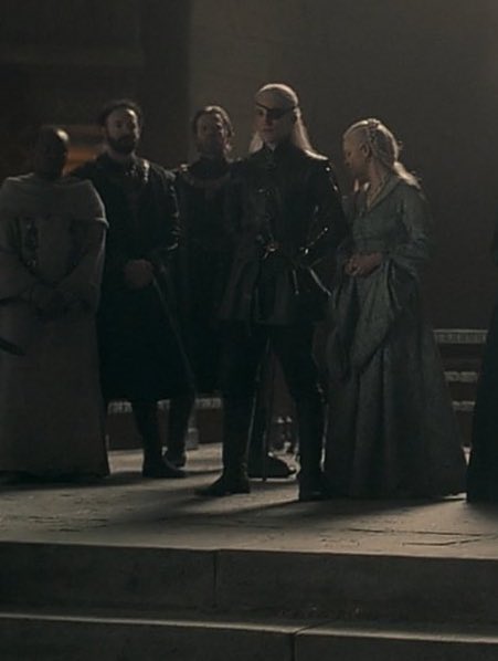 jeantargaryen's tweet photo. Helaena incomoda com o barulho se escondendo atrás do Aemond 😭🤧🥺 https://t.co/BeyjxhazSk