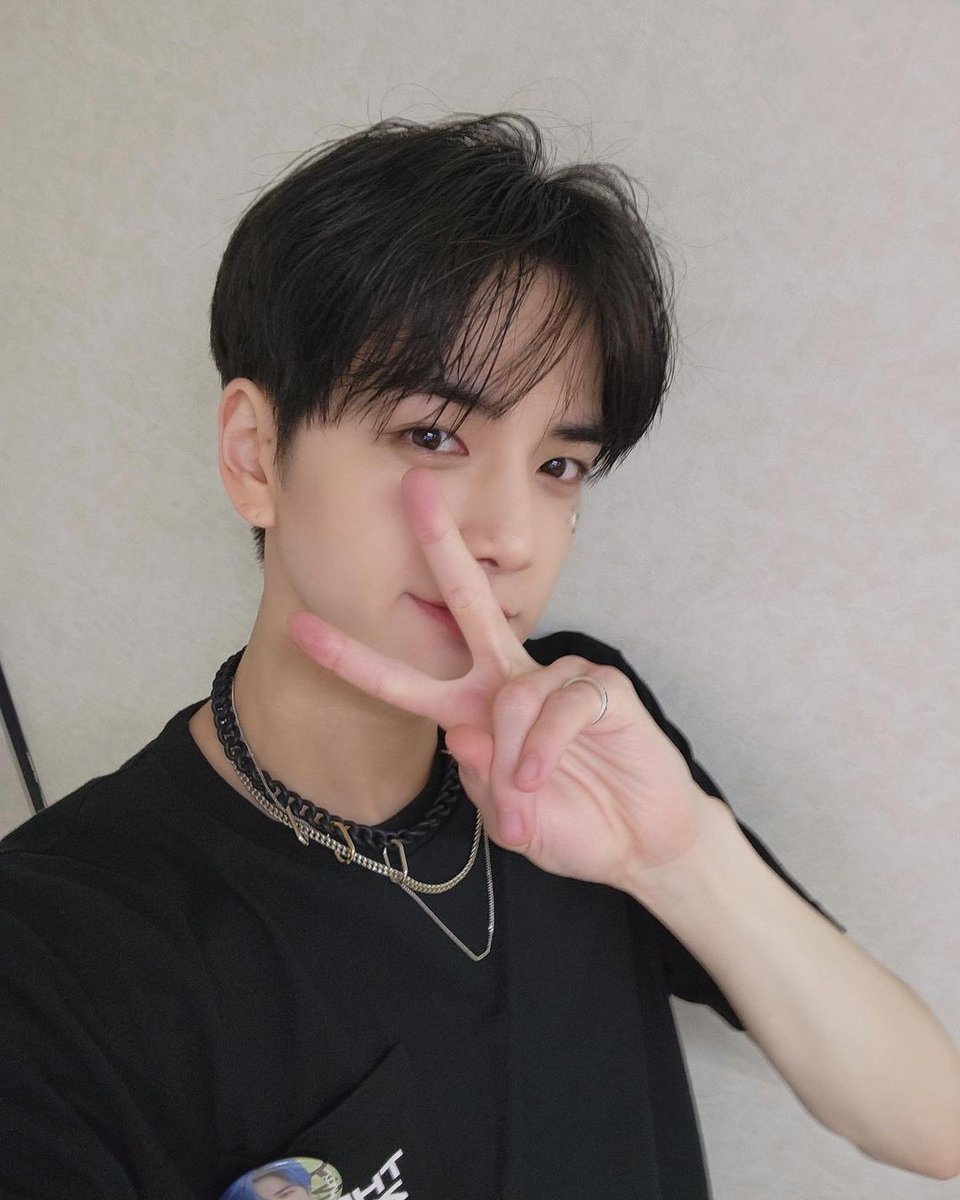 Youbghoon's tweet photo. To be back in Japan was one of my dreams, and it came true! In a blink of an eye, we finished our second day of The B-ZONE Japan in Kobe last night. Thank you for coming and filling the venue with your energy, The B! And thank you for leaving us lovely messages here, too! 🥰 https://t.co/ELly24COi0