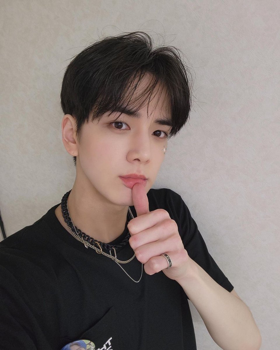 Youbghoon's tweet photo. To be back in Japan was one of my dreams, and it came true! In a blink of an eye, we finished our second day of The B-ZONE Japan in Kobe last night. Thank you for coming and filling the venue with your energy, The B! And thank you for leaving us lovely messages here, too! 🥰 https://t.co/ELly24COi0