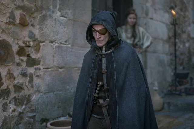 GaliaPresenta's tweet photo. Solo hay un Targaryen encapuchado conspirando y ese es Daemon, sorry Aemond #HouseOfTheDragon https://t.co/NqKW4lmG6j