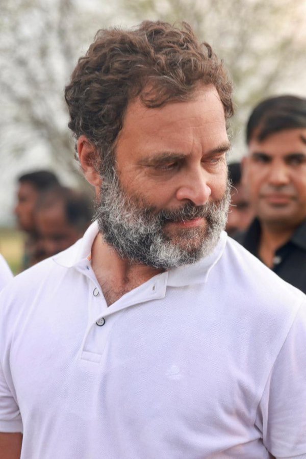 भारत मे महंगाई इतनी बढ़ गई, इतनी बढ़ गई, इतनी बढ़ गई कि ये गरीब आदमी दाढ़ी कटिंग भी नही करवा पा रहा 

मूडी शुल्ड रीजाइन 😡