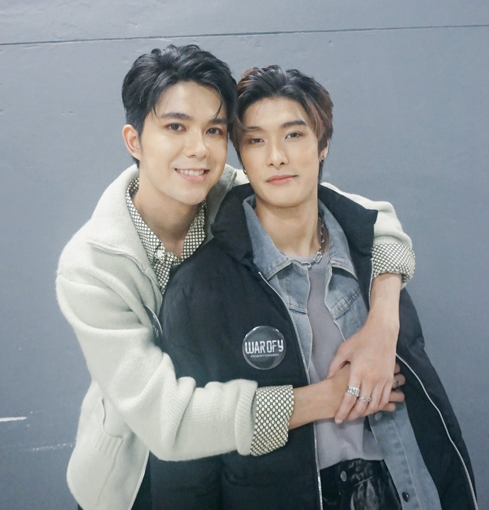 MooMhooo's tweet photo. กร-เอิร์ธ บนปก ภาพยนตร์บันเทิง 😆

#WinWinner
#M2W
#warofytheseries #YIDOL https://t.co/5unmkEISor