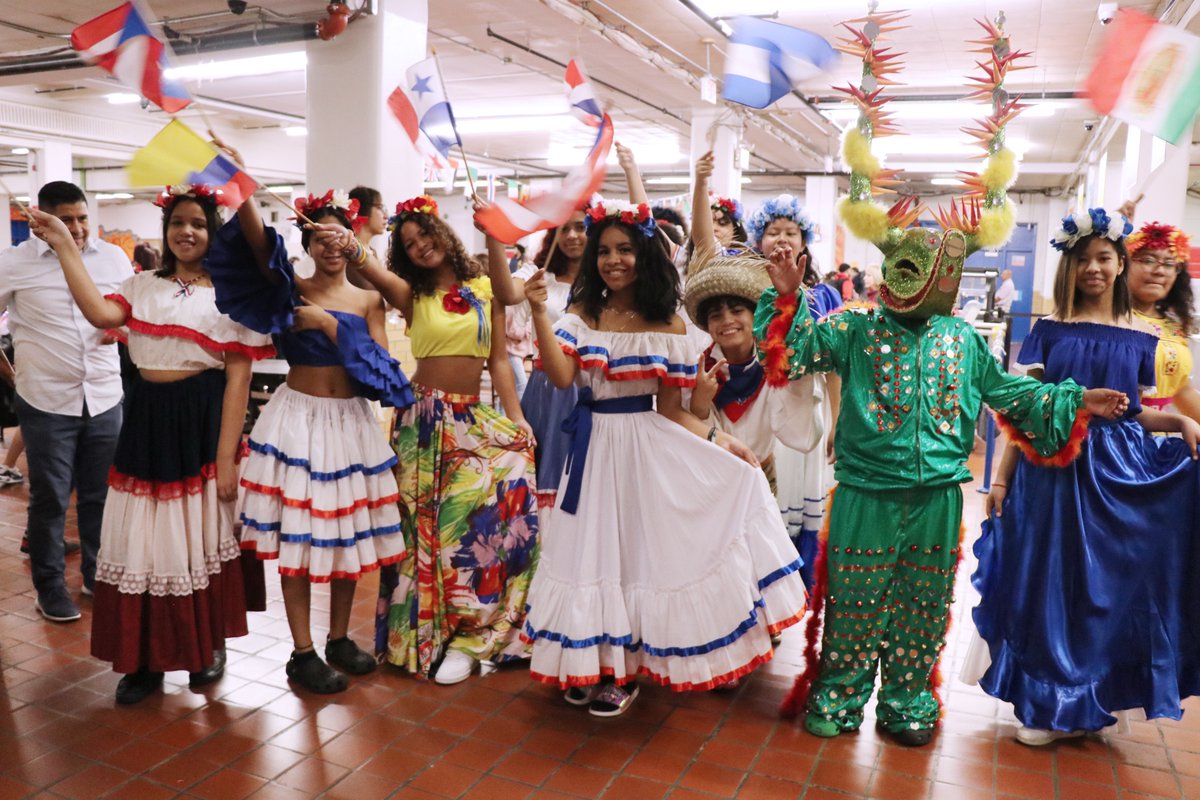 LuisFer54325438's tweet photo. @gilbertstuartms Celebrating Hispanic Heritage Month! Our kids did an amazing job during the parade. https://t.co/Lxdh3naO2f