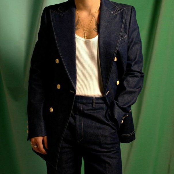 stylezcherry's tweet photo. Emotional ♪

Onde a única saída de Louis é dizer que está namorando, quando na verdade não está. E para que seu plano dê certo ele pede ajuda para um amigo de Niall. O que Louis não contava é que o tal amigo era seu rival na época do colegial. https://t.co/Q39s8KI3Bd
