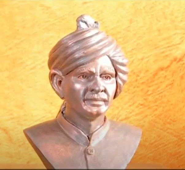 AlishaTomar3's tweet image. प्रभु भक्ति व देश प्रेम की धारा में अपनी रागनियों के जरिए हरियाणवी बोली को नई उंचाईयों पर पहुँचाने वाले सूर्य कवि पंडित लख्मीचंद जी को उनकी पुण्यतिथि पर कोटि-कोटि नमन।

उनके द्वारा स्थापित उच्च आदर्श व हरियाणवी रागनियों, सांग में उनका उल्लेखनीय योगदान सदैव प्रेरणा स्त्रोत रहेगा।