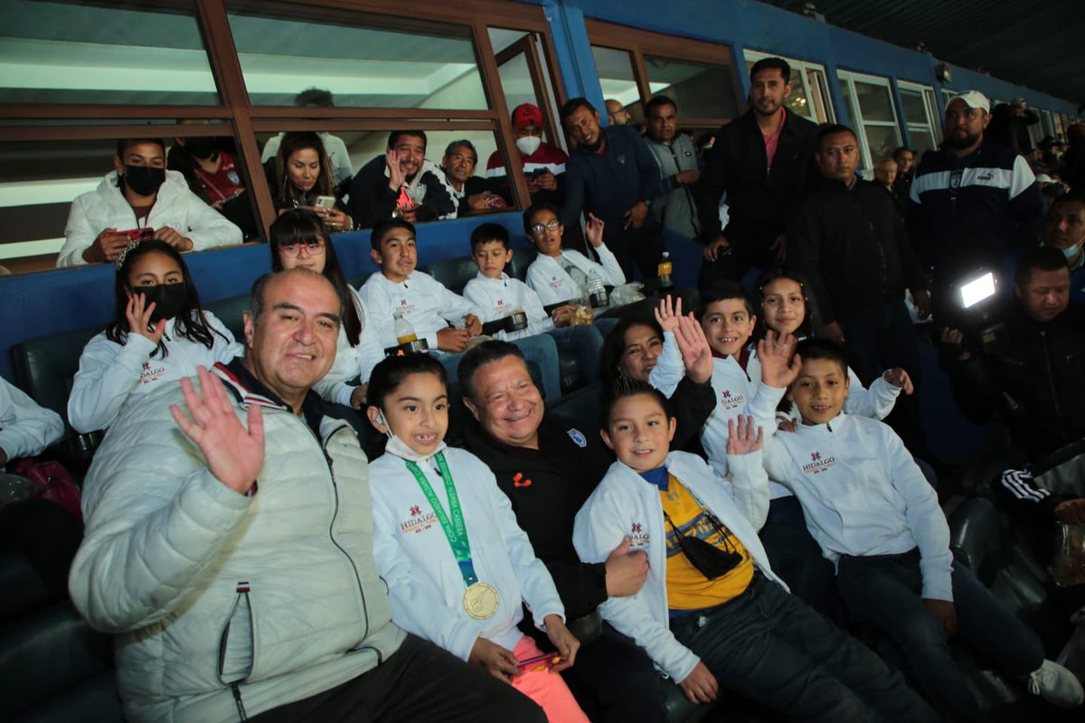 natycastrejonv's tweet photo. Gracias a la invitación del gobernador @juliomenchaca_ me sumo al reconocimiento de niñas y niños de excelencia académica y destacados en el deporte que hoy apoyan a los @Tuzos desde el palco de Gobierno, un lugar para el pueblo. 
#PrimeroElPueblo #NatyCastrejón https://t.co/YMlJiN7hkB