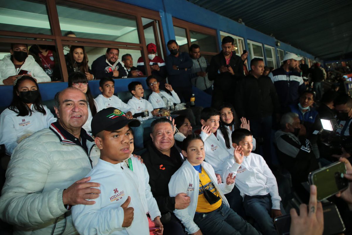 natycastrejonv's tweet photo. Gracias a la invitación del gobernador @juliomenchaca_ me sumo al reconocimiento de niñas y niños de excelencia académica y destacados en el deporte que hoy apoyan a los @Tuzos desde el palco de Gobierno, un lugar para el pueblo. 
#PrimeroElPueblo #NatyCastrejón https://t.co/YMlJiN7hkB