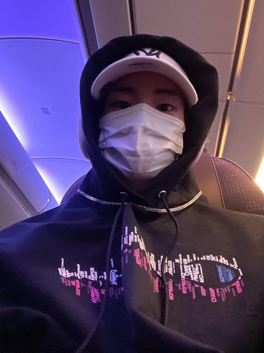 christonezz's tweet photo. [#BLEE_RAID]

#CHRIS: omw to see my elibear ✈️

#BleeSelcaDay #BLITZERS 
#블리처스 #크리스 #CHRIS @WUZO_BLITZERS https://t.co/QXPog0G8tD
