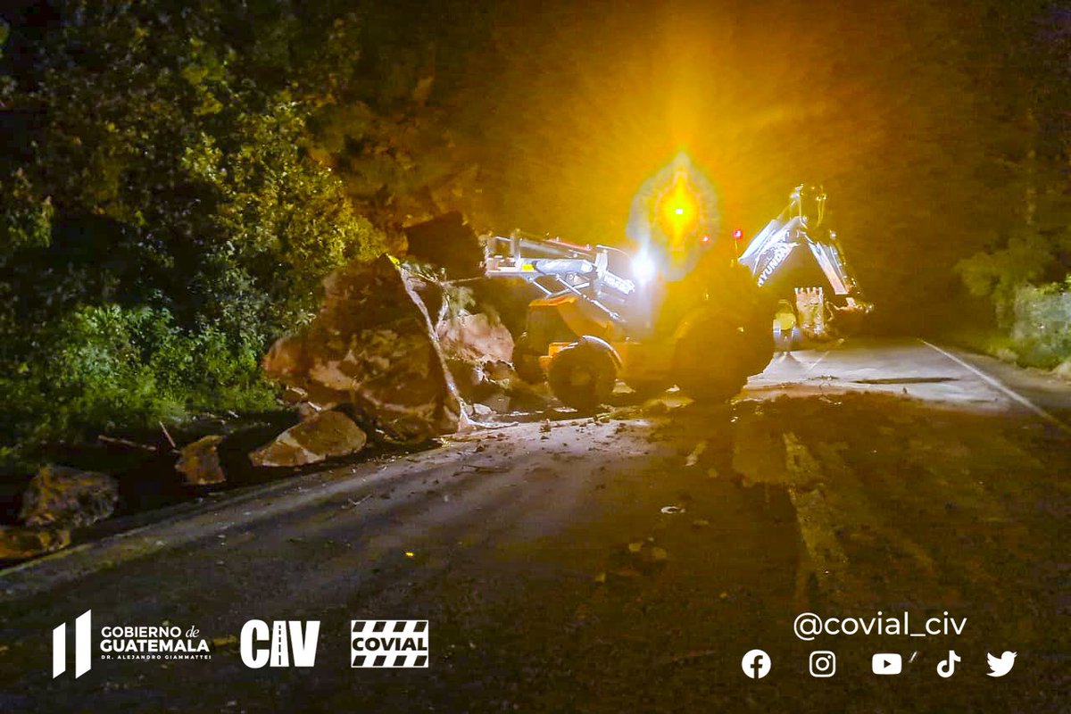 COVIAL_CIV's tweet photo. ⚠️ Atendemos emergencia en el Km. 111.5 de la ruta entre Mataquescuintla y el Parque Ecológico Pino Dulce; realizamos la remoción del derrumbe que se presenta sobre esta carretera y obstruye el paso de este municipio hacia la cabecera departamental de #Jalapa. 🚜 https://t.co/pt7XLJeieO