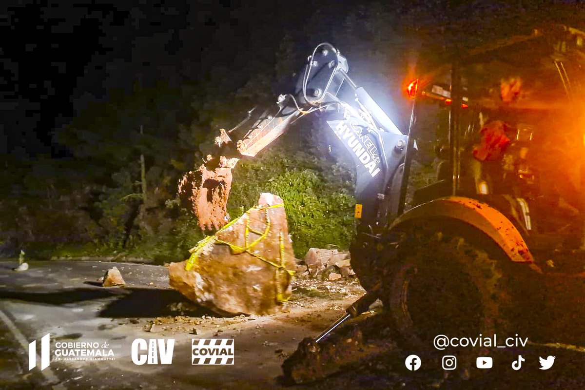 COVIAL_CIV's tweet photo. ⚠️ Atendemos emergencia en el Km. 111.5 de la ruta entre Mataquescuintla y el Parque Ecológico Pino Dulce; realizamos la remoción del derrumbe que se presenta sobre esta carretera y obstruye el paso de este municipio hacia la cabecera departamental de #Jalapa. 🚜 https://t.co/pt7XLJeieO