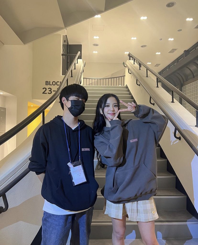 snowdropics's tweet photo. Jisoo and Haein with Jisoo’s manager! https://t.co/S8LXMzql9D