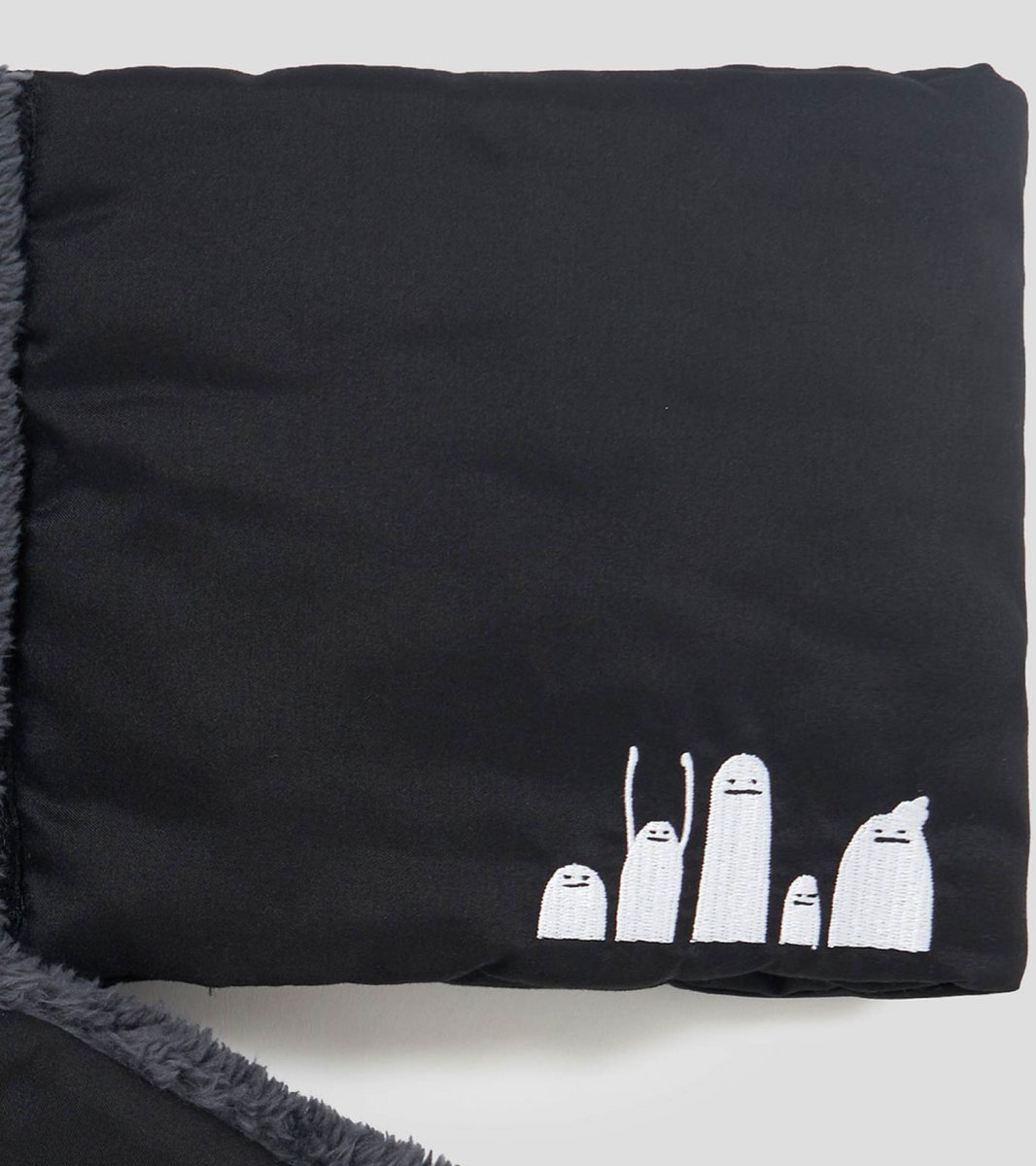 ビューティフルシャドー》がマフラーに！ボアに巨大な目と口が刺繍され