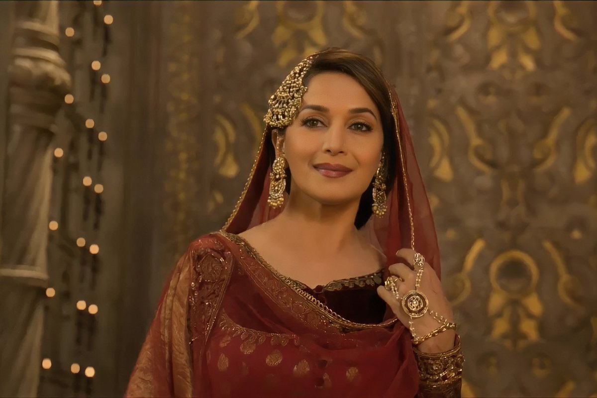 laylaa_rrrr's tweet photo. The aesthetics ✨*this face* 

The way they totally misused her talent in Kalank is unforgivable.
#MadhuriDixit https://t.co/LUWoQKSC3R