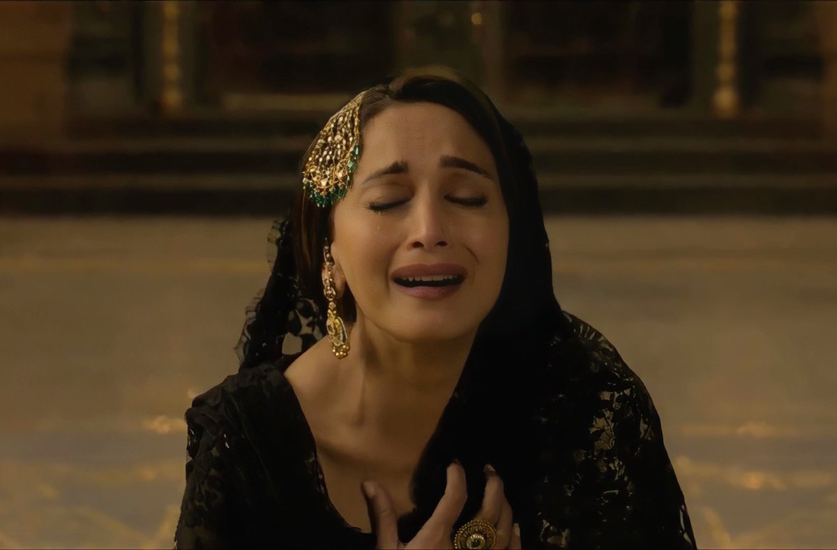 laylaa_rrrr's tweet photo. The aesthetics ✨*this face* 

The way they totally misused her talent in Kalank is unforgivable.
#MadhuriDixit https://t.co/LUWoQKSC3R