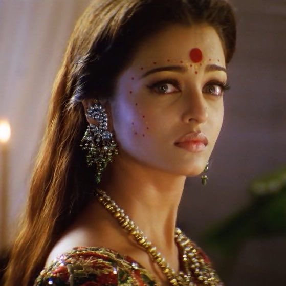 lov3struckmag's tweet photo. - Aishwarya Rai &amp; Shahrukh Khan in the film ‘Devdas’ 2002 https://t.co/yaibyK0e7L