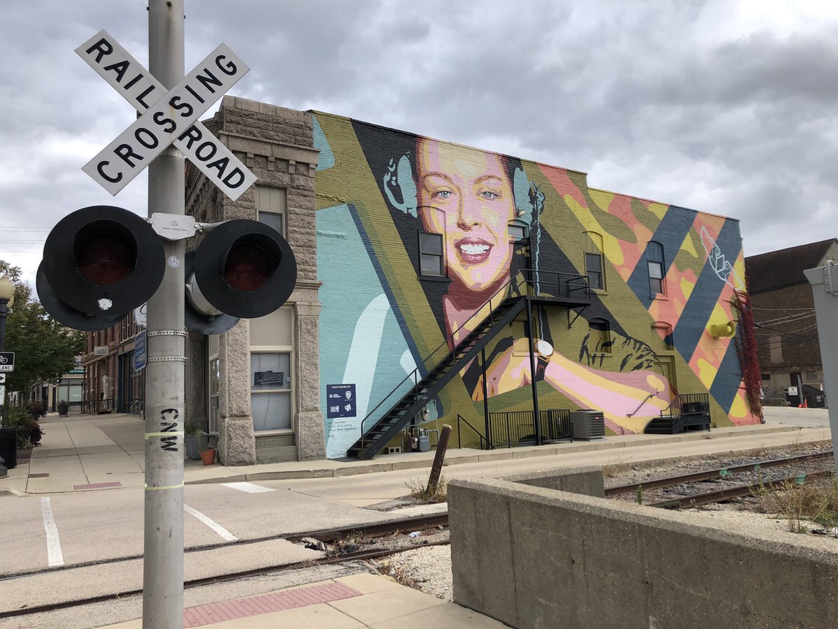 Cultural_Chron's tweet image. The street art in #RockfordIllinois is pretty sweet. Really pretty, thoughtful way to make otherwise plain space pop.