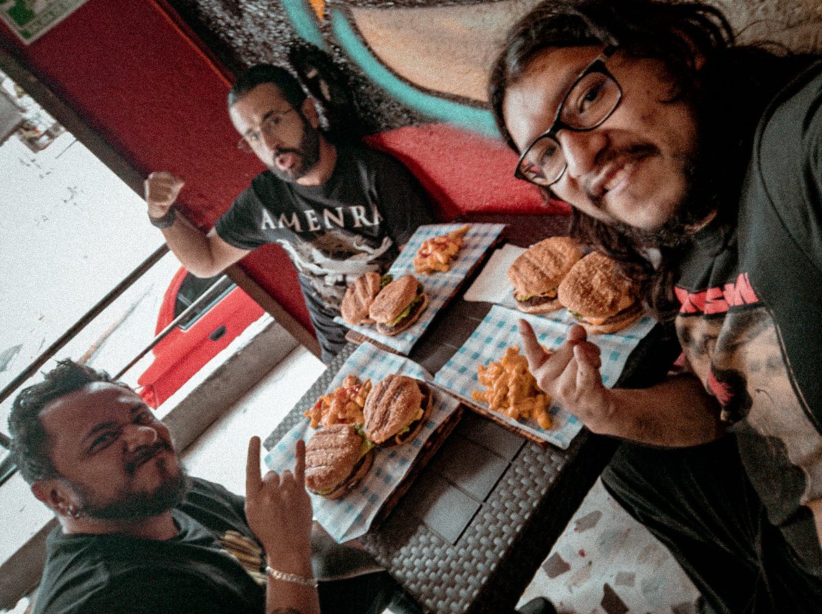 secondofsilence's tweet image. Recuperando energías después de un buen ensayo.
Hamburguesas de #LaTóxica 
#metaleros #asos #México