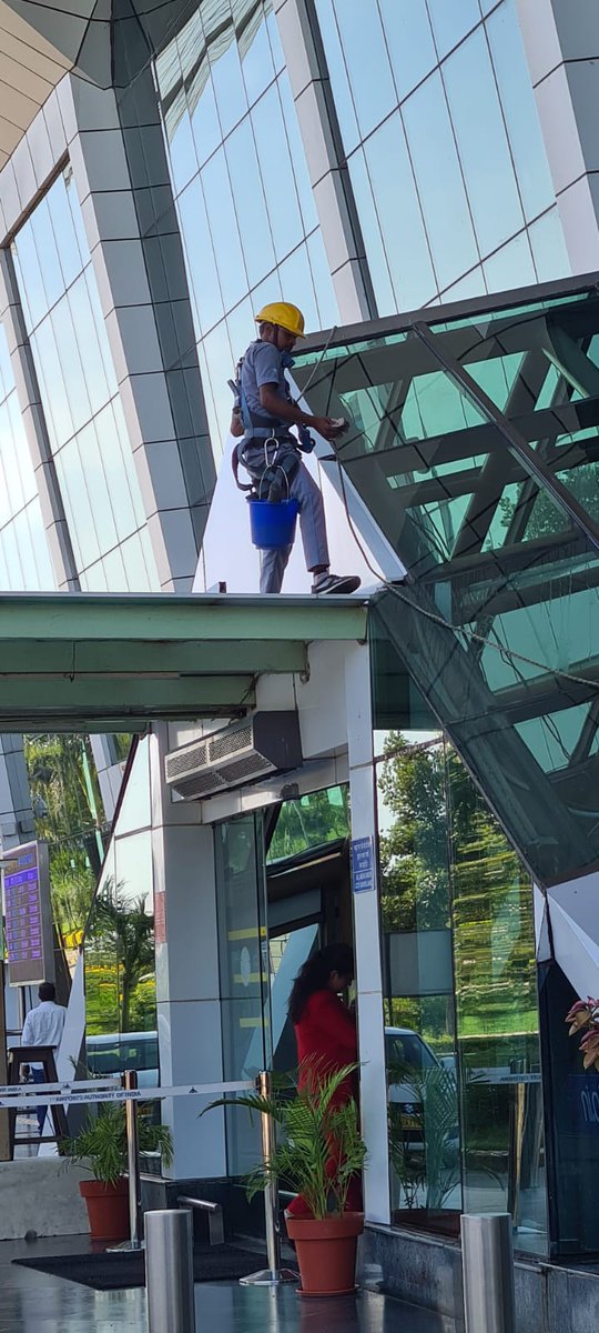 AirportUdaipur's tweet photo. To meet the goals of #SpecialCampaign2 cleaning of building facades /glazing/roofs has been initiated  #UdaipurAirport
#swachhta 
@MoCA_GoI @AAI_Official @aaiRedNR https://t.co/7rFWw5iXGg