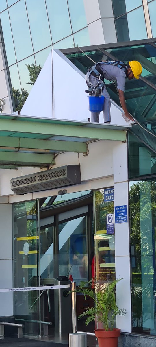 AirportUdaipur's tweet photo. To meet the goals of #SpecialCampaign2 cleaning of building facades /glazing/roofs has been initiated  #UdaipurAirport
#swachhta 
@MoCA_GoI @AAI_Official @aaiRedNR https://t.co/7rFWw5iXGg
