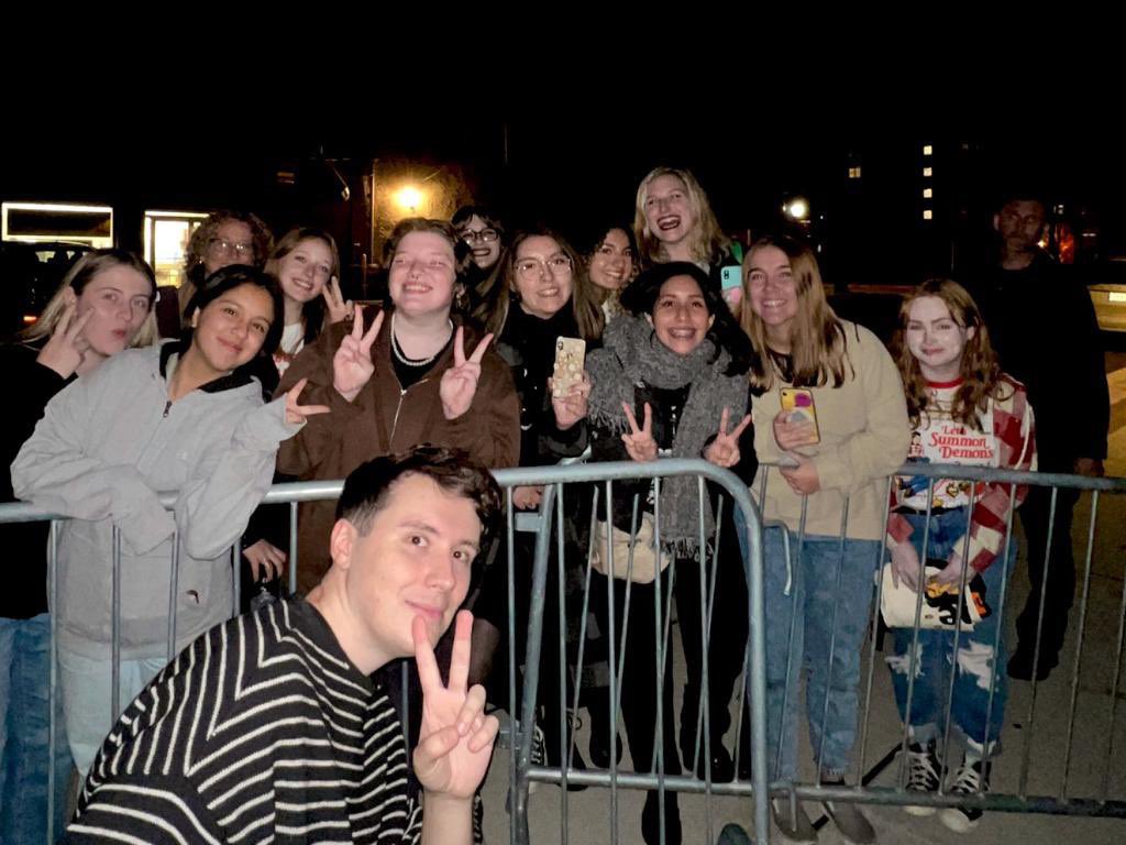 blueblugalaxy's tweet photo. Thank you so much @danielhowell it was the best night of my life traveling with my friend @imperfectpau all the way here was totally worth it #DOOMEDtour https://t.co/CYiVSlXk2p