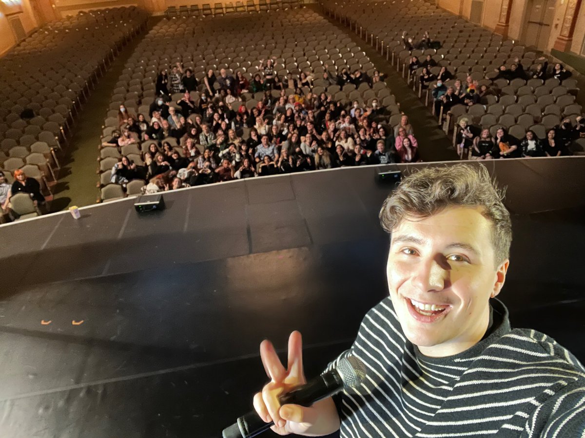 blueblugalaxy's tweet photo. Thank you so much @danielhowell it was the best night of my life traveling with my friend @imperfectpau all the way here was totally worth it #DOOMEDtour https://t.co/CYiVSlXk2p