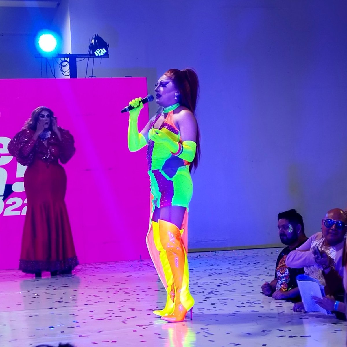DaveCalzada1's tweet photo. Las de moda llegando a la Breecon #graciasDios #neonfantasy #breecon #Turbulence @turbulencequeen https://t.co/muy2FFOMCK