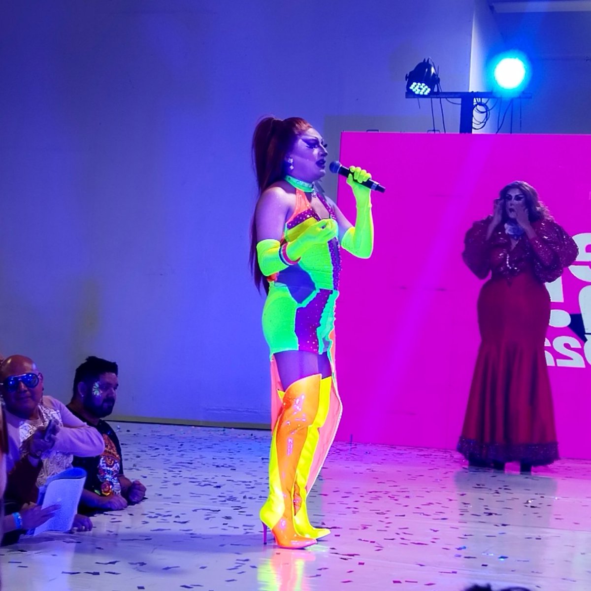 DaveCalzada1's tweet photo. Las de moda llegando a la Breecon #graciasDios #neonfantasy #breecon #Turbulence @turbulencequeen https://t.co/muy2FFOMCK