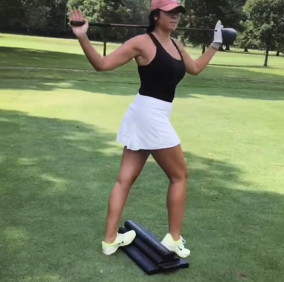 Moflexllc's tweet photo. Why… because Moflex promotes greater balance in your swing rotation. #feetfirstgolf https://t.co/GrVI5kIvj9