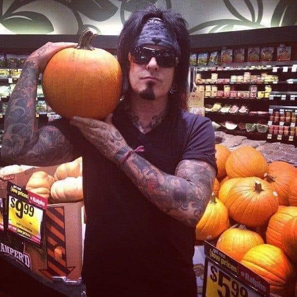 PrfctlyImprfkt's tweet photo. #Crueheads could you imagine doing your shopping and running into Nikki Fucking Sixx! I would absolutely freak! @NikkiSixx #MotleyCrue https://t.co/eP5TDoF6lN
