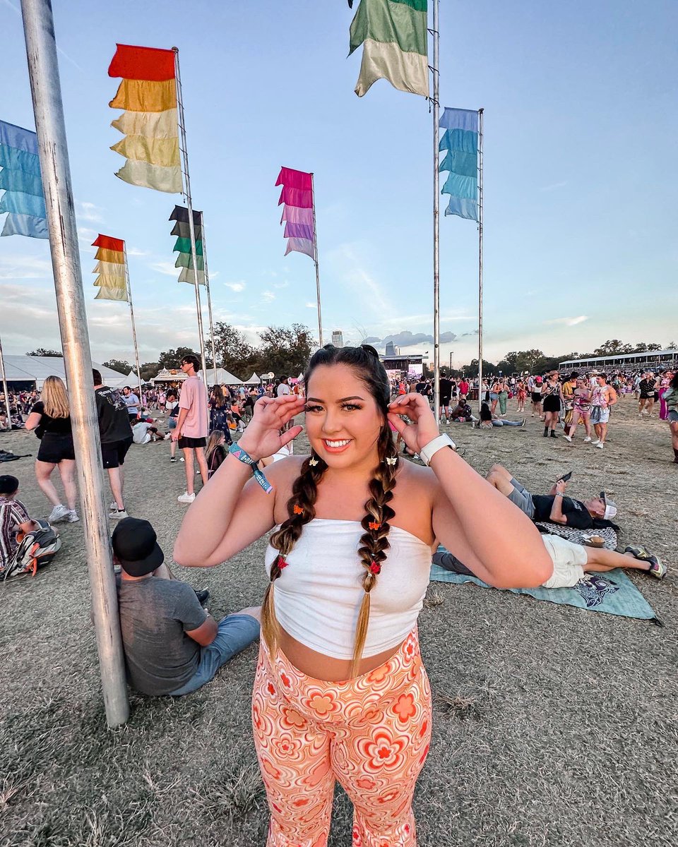 alashbrook18's tweet photo. wanna be festie besties? 🦄🦋💕😈 https://t.co/SUvINVGdwE