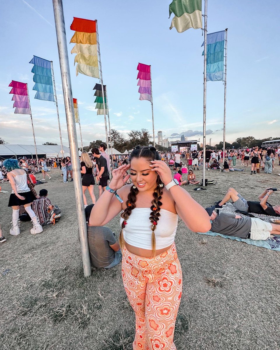 alashbrook18's tweet photo. wanna be festie besties? 🦄🦋💕😈 https://t.co/SUvINVGdwE