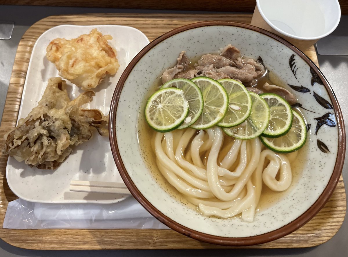kaigo2018's tweet photo. 雨。じめじめ。テンション下がるけど、仕事頑張る！
#本町　#ウドンキュータロー　さん
#百名店　天ぷら（とり、舞茸）揚げたてではないはずだが、サクサク　うどんはツルツル、お出汁はすっきり
美味しい♡1000円
お昼���し時間をずらしても並ぶ店 https://t.co/b4ozmdn1vN