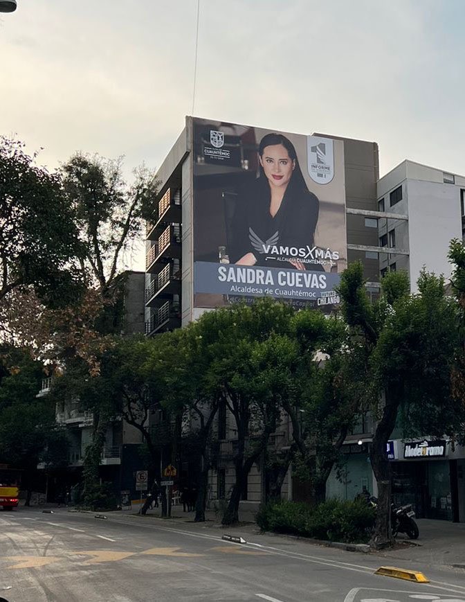 lareinaPANDA's tweet photo. Me encontré en la calle este anuncio ENORME de @SandraCuevas_, pero debe ser un error ya que ella busca homogeneizar el paisaje y no dejar de que nada destaque…así que lo arregle para que le guste :) @AlcCuauhtemocMx #DevuelvanLosRotulos #LosRotulosSonChidos https://t.co/bB919IrwFw