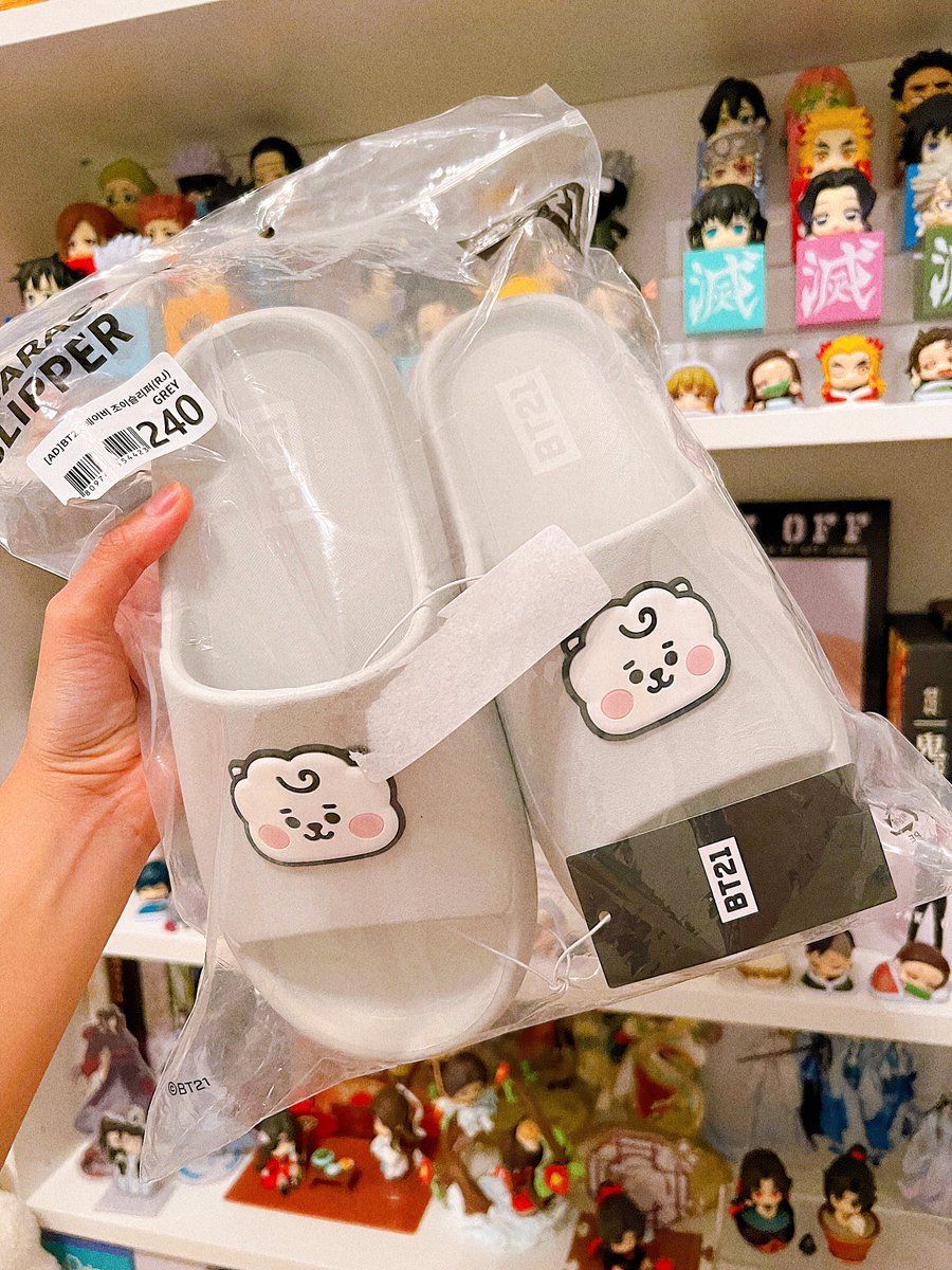 korejinnie's tweet photo. nice to see u too @singwoolarity 💖🫶 thank u for offering an in person pick up for my rj slippers 🫶🤭 nice to see u!!!! https://t.co/W10533hxjZ