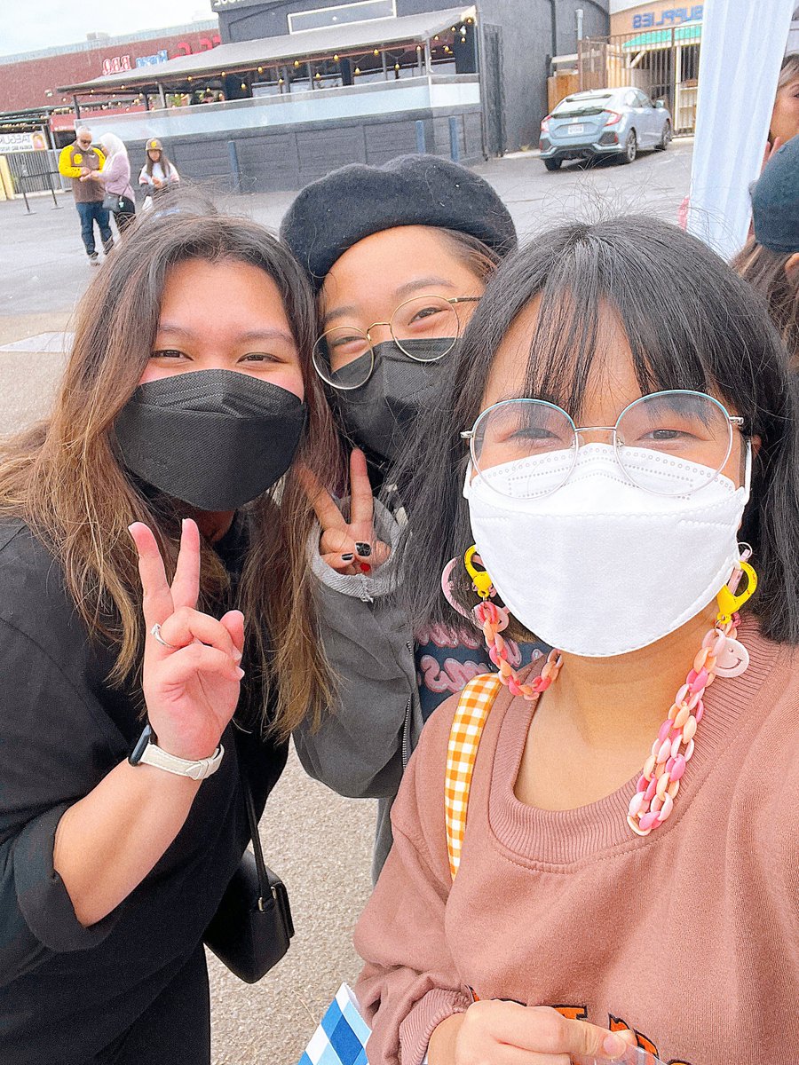 korejinnie's tweet photo. nice to see u too @singwoolarity 💖🫶 thank u for offering an in person pick up for my rj slippers 🫶🤭 nice to see u!!!! https://t.co/W10533hxjZ