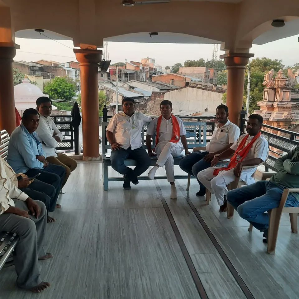 NarayanSumerpur's tweet photo. उंझा विधानसभा के #Aithor शक्ति केन्द्र के Aithor,valiyampura गांव के बुथो पर मेरा बूथ सबसे मजबूत विषय को लेकर बूथ अध्यक्षों सहित पार्टी पदाधिकारियों की बैठक ली और आगामी चुनाव में शत प्रतिशत भाजपा के पक्ष में मतदान करने का संकल्प लिया !
@BJP4Rajasthan @bjpgujrat56 https://t.co/edoIXtAPfY