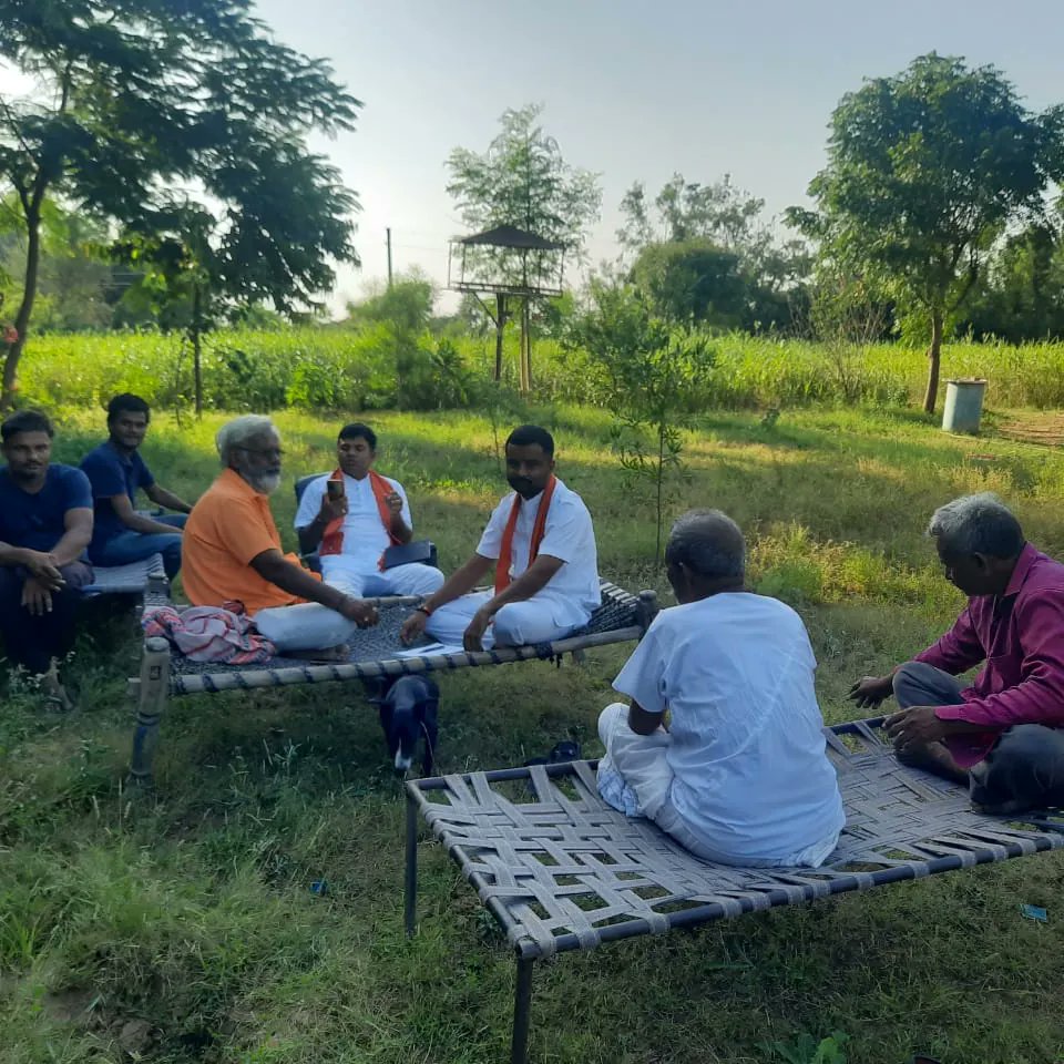 NarayanSumerpur's tweet photo. उंझा विधानसभा के #Aithor शक्ति केन्द्र के Aithor,valiyampura गांव के बुथो पर मेरा बूथ सबसे मजबूत विषय को लेकर बूथ अध्यक्षों सहित पार्टी पदाधिकारियों की बैठक ली और आगामी चुनाव में शत प्रतिशत भाजपा के पक्ष में मतदान करने का संकल्प लिया !
@BJP4Rajasthan @bjpgujrat56 https://t.co/edoIXtAPfY