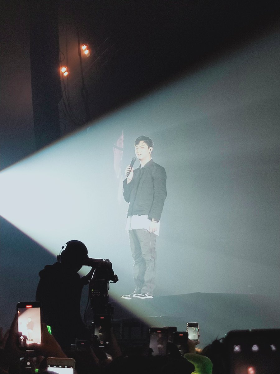 iamkruben's tweet photo. ชอบรูปนี้ แม้กล้องไม่ชัด แต่คุณชัดเจนมาก คุณเก่ง คุณเปล่งประกาย #กายเนื้อหล่อมาก #2022JAYBWorldTourinBKK_DAY3 https://t.co/gCUfknQiq5