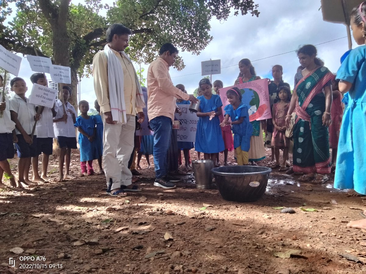 DillipK48331627's tweet photo. New Generation PRI members are good in #SBCC activities. Sarpanch & PS member of Kaniguma GP with children during #Globalhandwashing Haata Dhua Diwas in Dhuliguda vill of Th. Rampur block, Kld. Encouraging to see such young leaders @SampurnaBarta https://t.co/iUA4nTqfIx