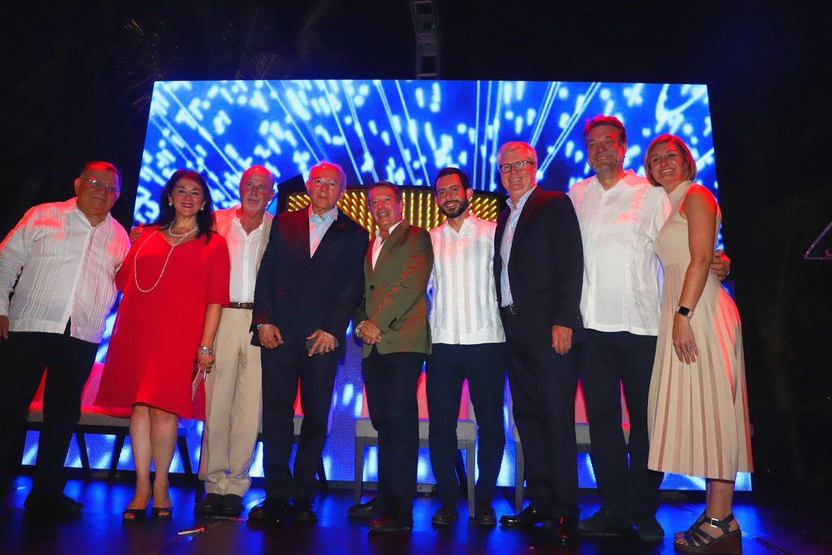bernardocuetomx's tweet photo. En representación de la Gobernadora @MaraLezama y en compañía del Mtro. @hhh1951, Subsecretario de Promoción Turística de la @SECTUR_mx , #JesúsAlmaguer y los principales representantes del sector, di la bienvenida a los participantes del #CancunTrvlMart… 1/2 @SedeturQROO https://t.co/BFhOZ0Vq9N