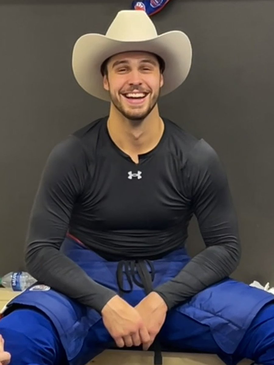 New traditions 🤠

#Year25 | #Condorstown