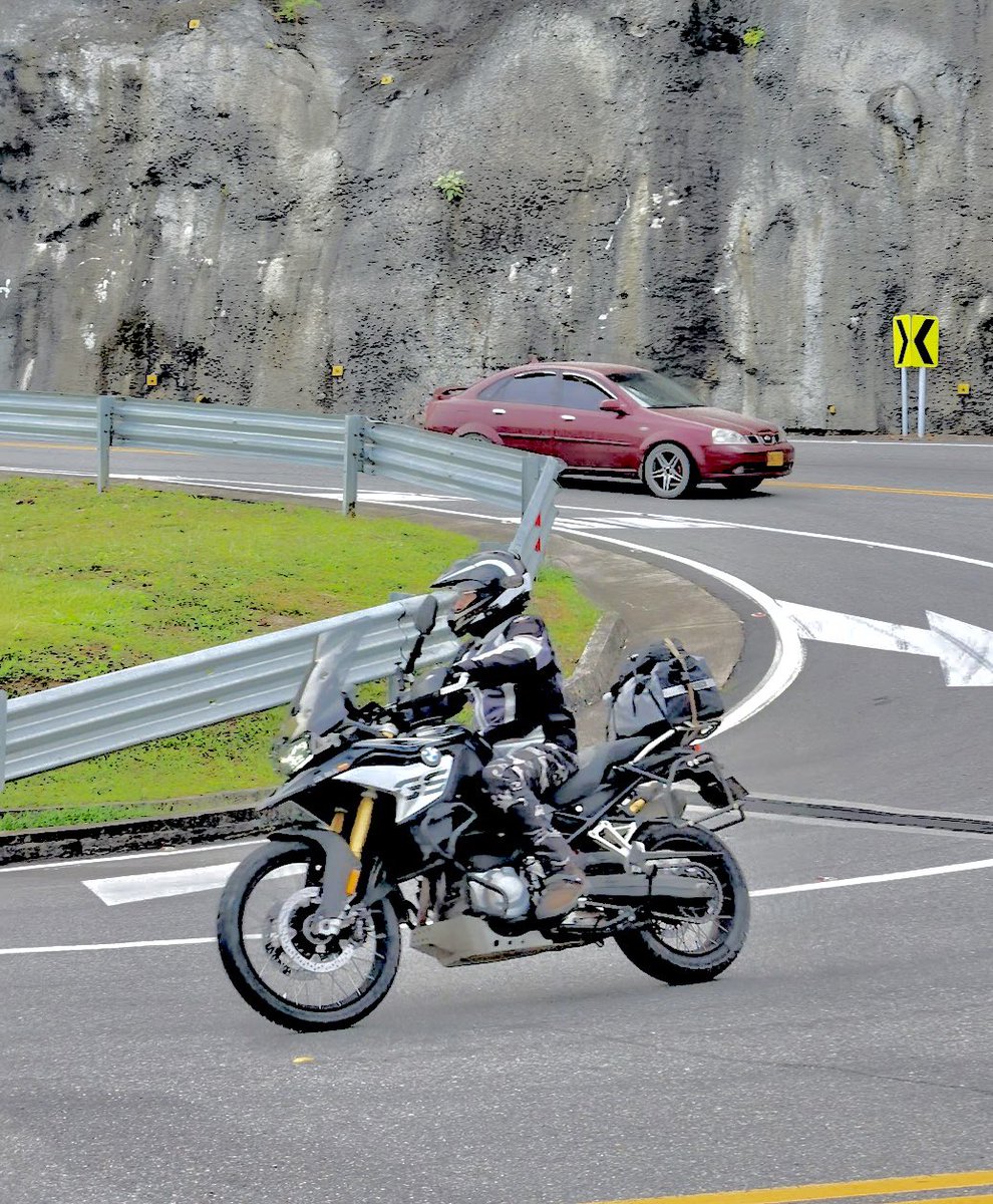 jort9935's tweet photo. El placer de pasar tiempo con la Gorda! #makeliferide #bmwmotorrad #GSF850 https://t.co/WVVDwMmuMq